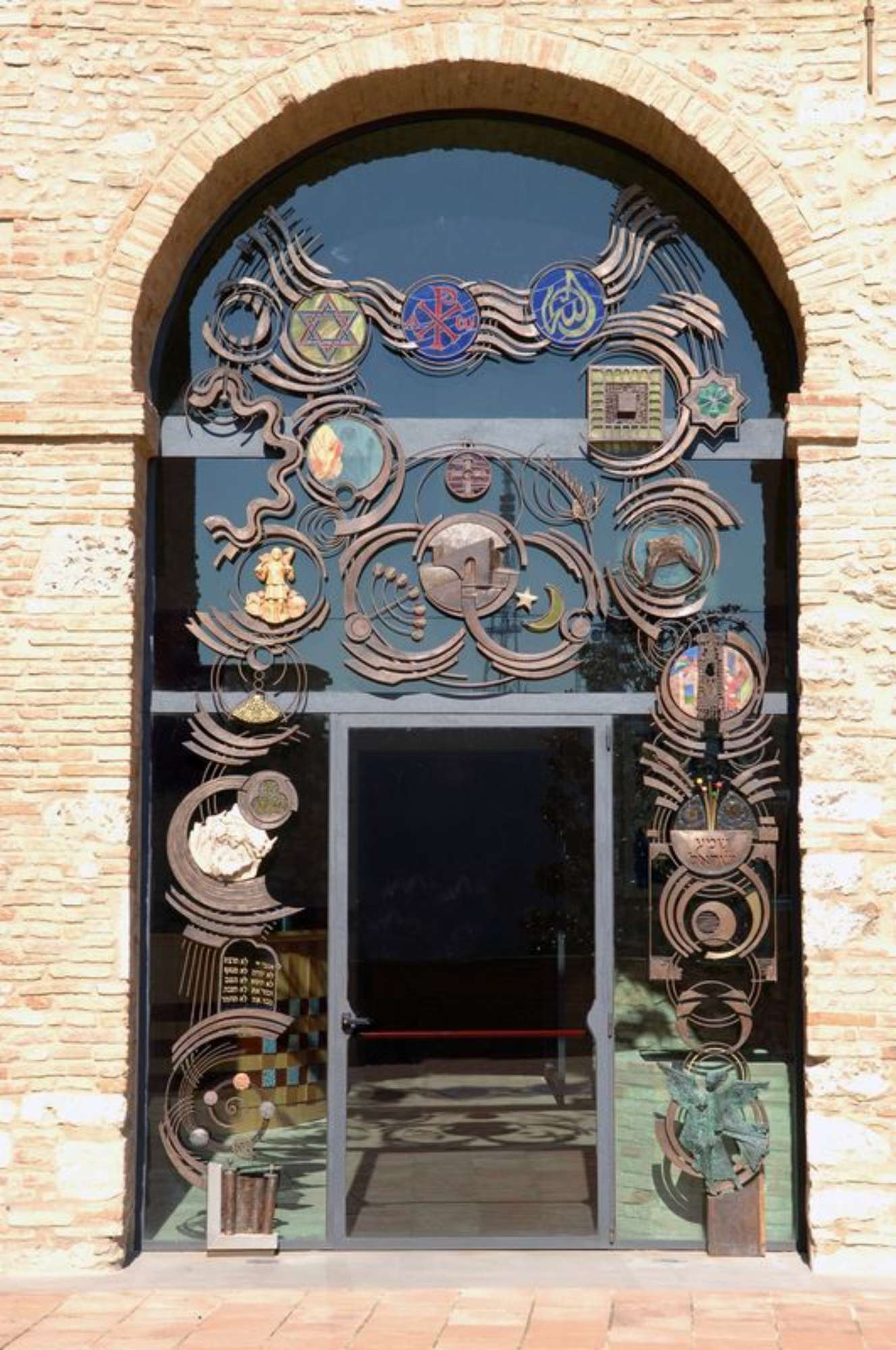 Portale di accesso al Museo realizzato da un'équipe di artisti locali (foto S. Mirabella)